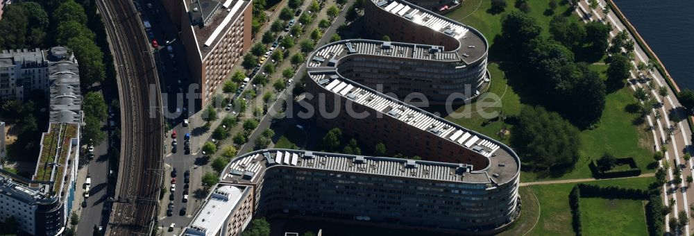 Luftaufnahme Berlin - Gebäude des schlangenförmiges Wohnhaus / residential house Moabiter Werder in Berlin