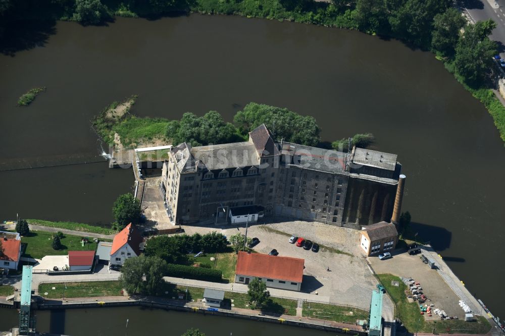 Luftaufnahme Bernburg (Saale) - Gebäude an der Schleuse auf einer Insel in der Saale in Bernburg (Saale) im Bundesland Sachsen-Anhalt