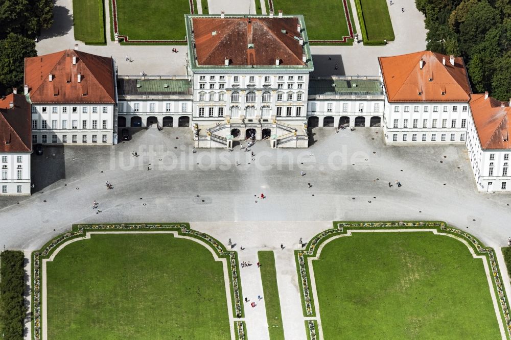 Luftaufnahme München - Gebäude Schloß Nymphenburg im Stadtteil Neuhausen-Nymphenburg in München im Bundesland Bayern