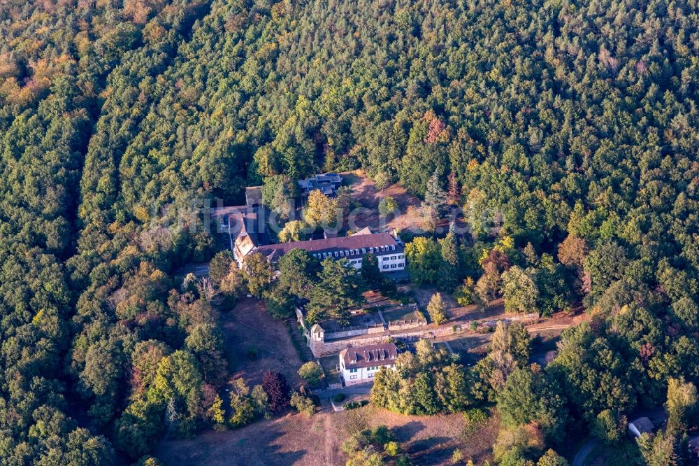 Goersdorf von oben - Gebäude des Schlosshotel Château Du Liebfrauenberg in Goersdorf in Grand Est, Frankreich