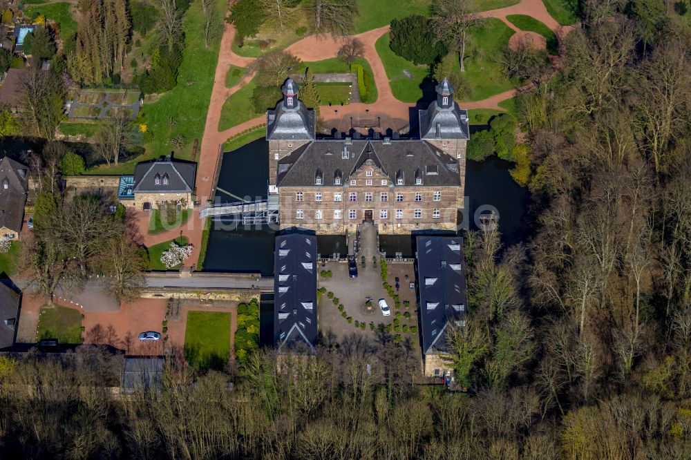 Luftaufnahme Essen - Gebäude des Schlosshotel Hugenpoet an der August-Thyssen-Straße im Ortsteil Kettwig in Essen im Bundesland Nordrhein-Westfalen, Deutschland