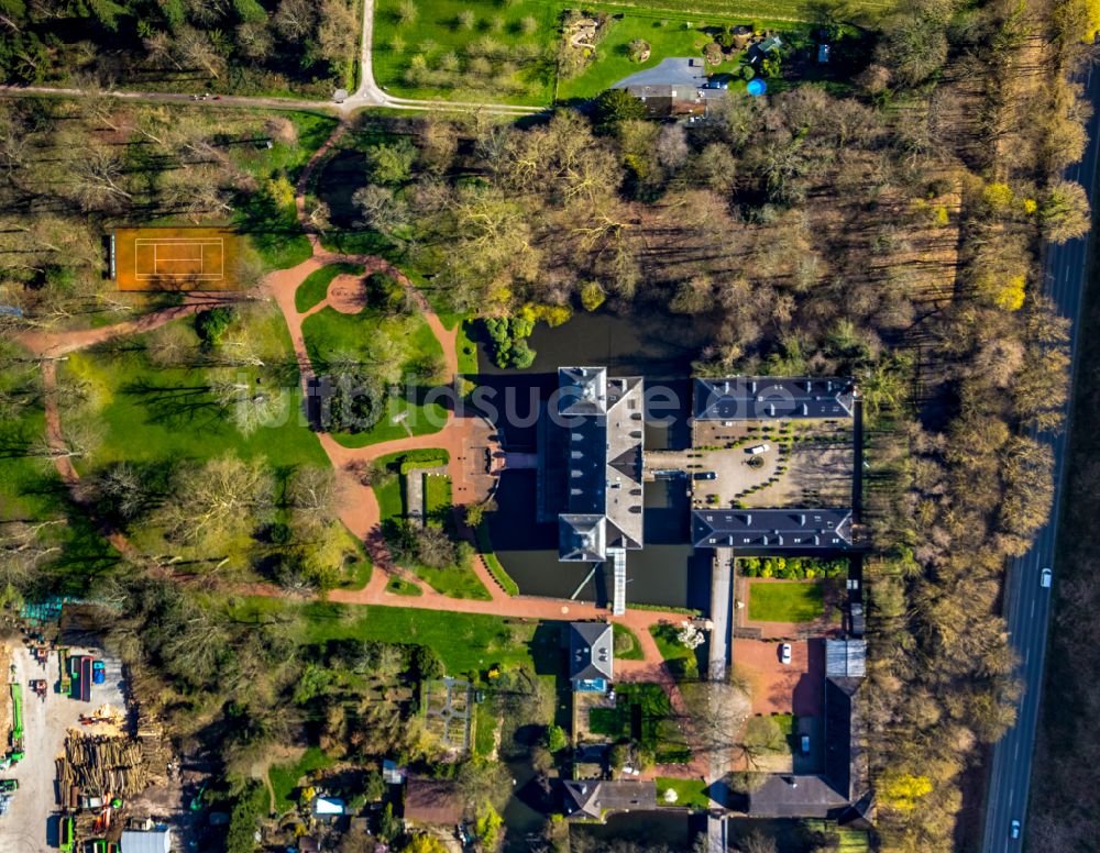 Essen von oben - Gebäude des Schlosshotel Hugenpoet an der August-Thyssen-Straße im Ortsteil Kettwig in Essen im Bundesland Nordrhein-Westfalen, Deutschland