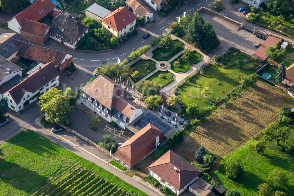 Luftbild Oberotterbach - Gebäude des Schlosshotel und Restaurants Schlössl in Oberotterbach im Bundesland Rheinland-Pfalz, Deutschland