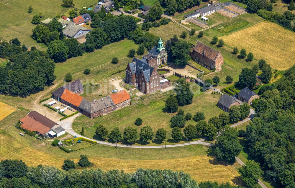 Wesel aus der Vogelperspektive: Gebäude des Schlosshotel Schloss Diersfordt in Wesel im Bundesland Nordrhein-Westfalen, Deutschland