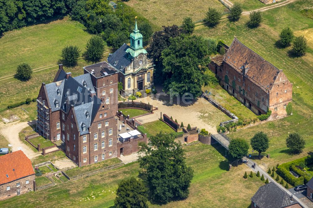 Luftbild Wesel - Gebäude des Schlosshotel Schloss Diersfordt in Wesel im Bundesland Nordrhein-Westfalen, Deutschland