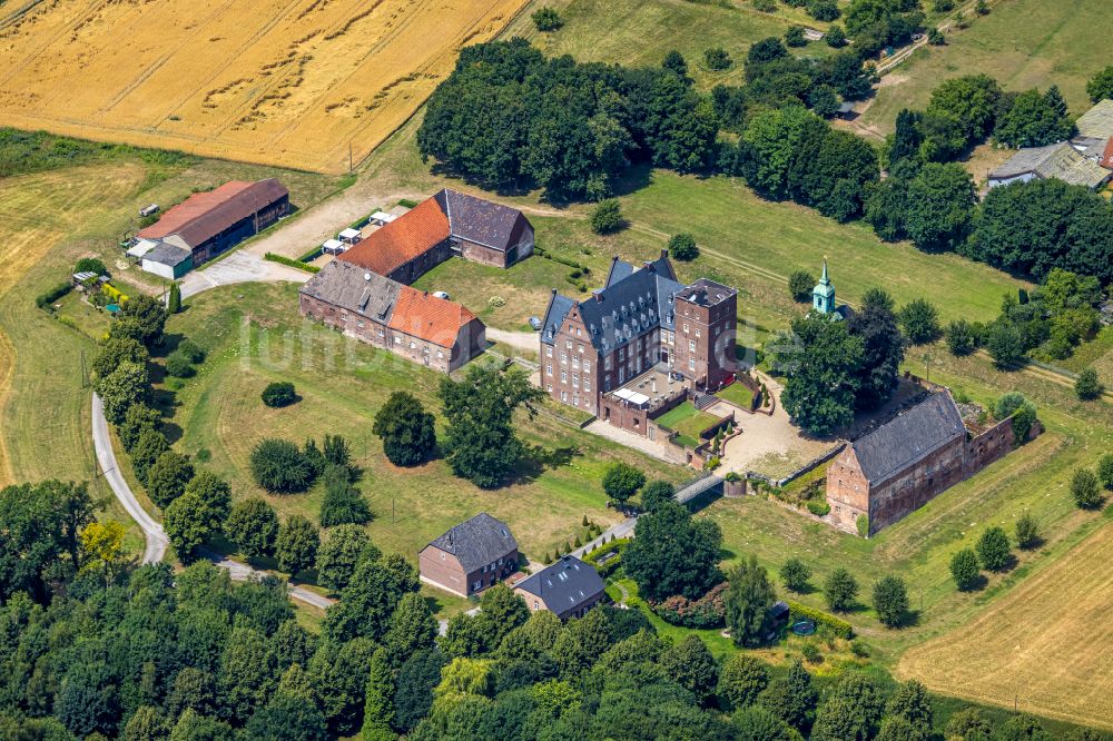 Luftaufnahme Wesel - Gebäude des Schlosshotel Schloss Diersfordt in Wesel im Bundesland Nordrhein-Westfalen, Deutschland