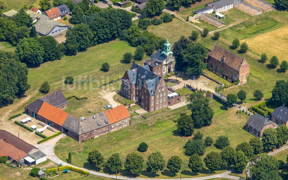 Wesel von oben - Gebäude des Schlosshotel Schloss Diersfordt in Wesel im Bundesland Nordrhein-Westfalen, Deutschland