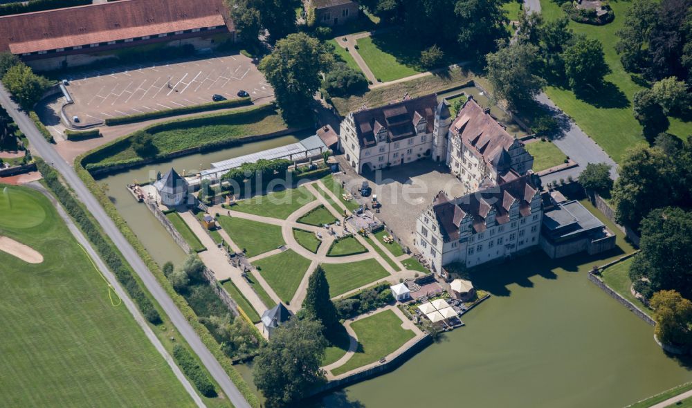 Aerzen aus der Vogelperspektive: Gebäude des Schlosshotel Schwöbber ( Münchhausen ) in Aerzen im Bundesland Niedersachsen, Deutschland