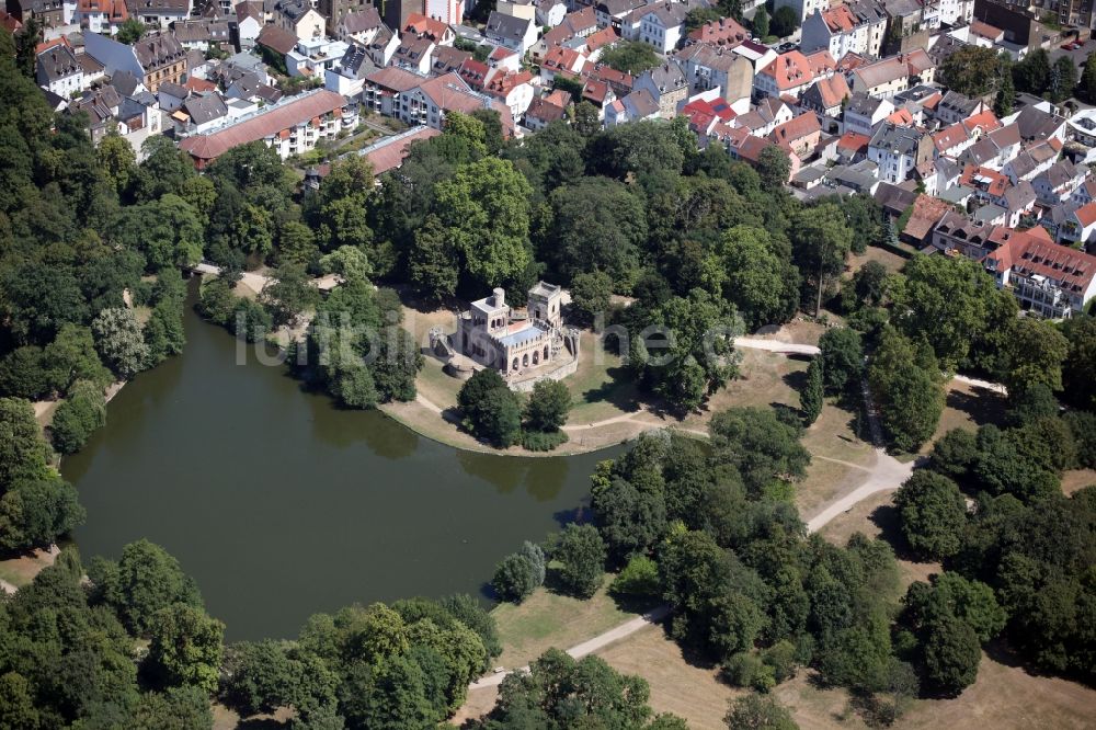 Wiesbaden aus der Vogelperspektive: Gebäude und Schlosspark der Moosburg in Wiesbaden im Bundesland Hessen