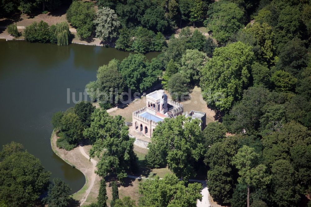 Luftaufnahme Wiesbaden - Gebäude und Schlosspark der Moosburg in Wiesbaden im Bundesland Hessen