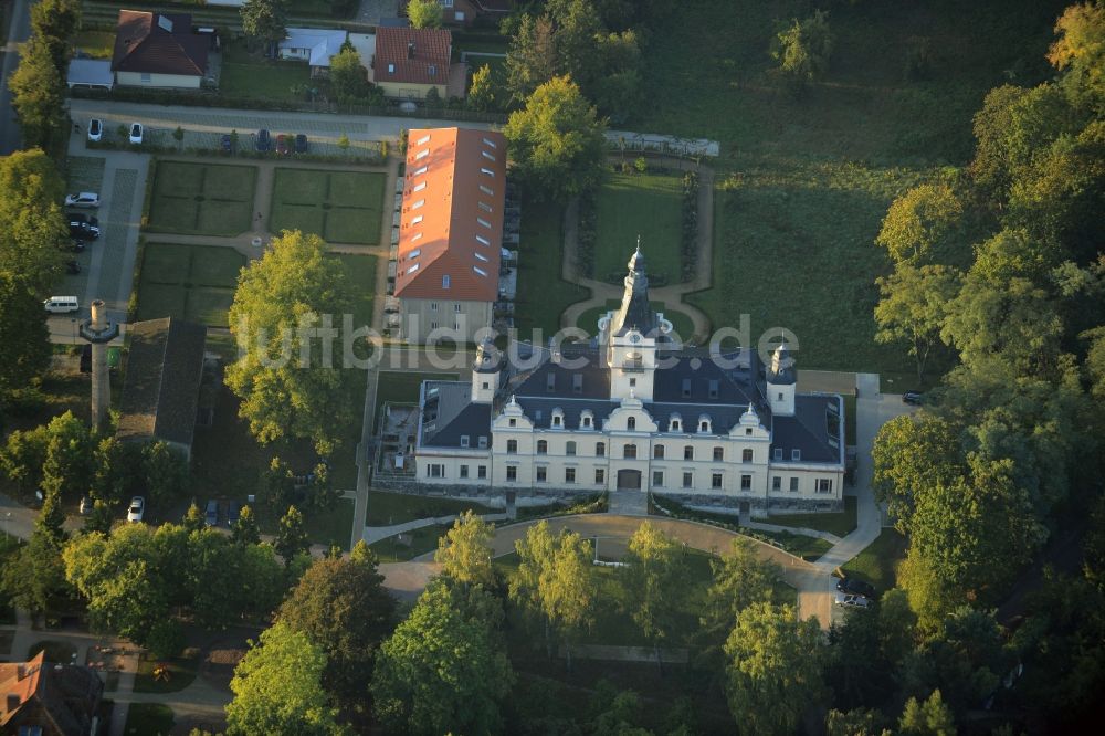 Luftaufnahme Güterfelde - Gebäude und Schlosspark des Schloß Gütergotz in Güterfelde im Bundesland Brandenburg