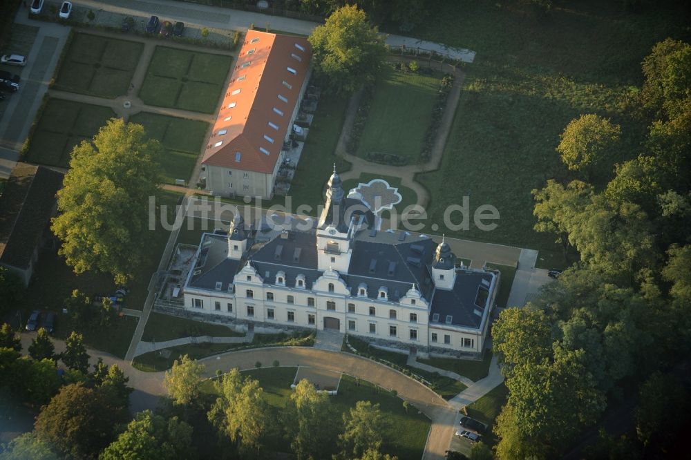 Güterfelde von oben - Gebäude und Schlosspark des Schloß Gütergotz in Güterfelde im Bundesland Brandenburg