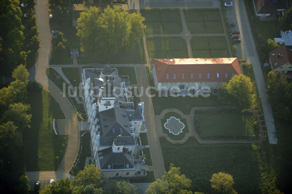 Güterfelde aus der Vogelperspektive: Gebäude und Schlosspark des Schloß Gütergotz in Güterfelde im Bundesland Brandenburg