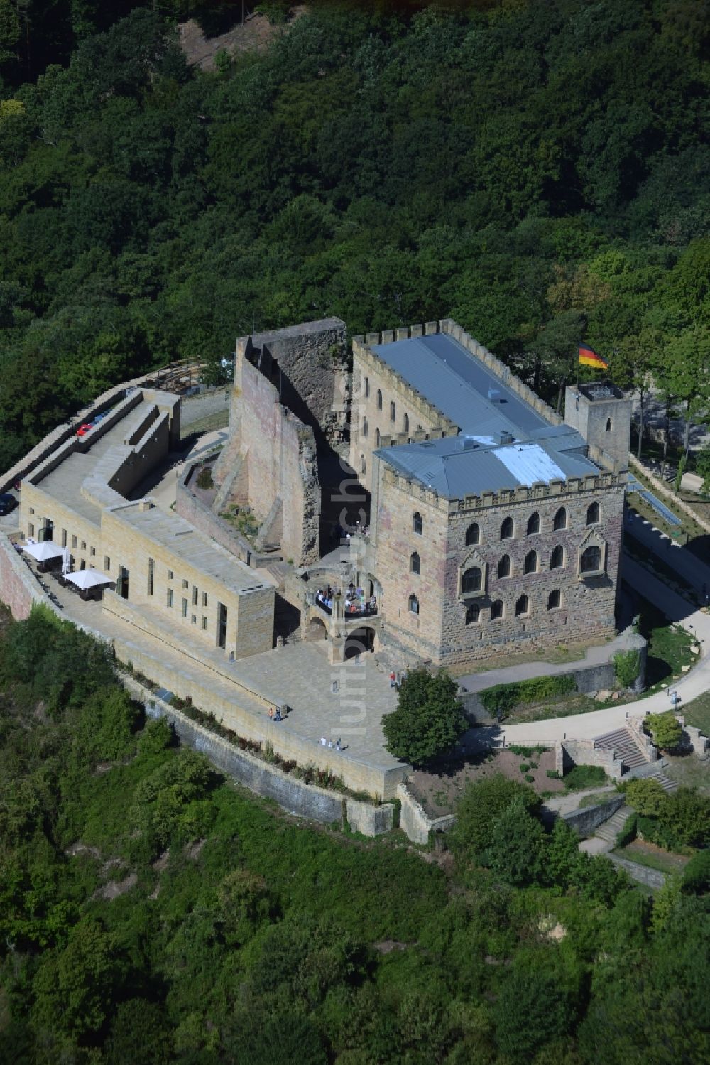 Luftaufnahme Neustadt an der Weinstraße - Gebäude und Schlosspark des Schloß Das Hambacher Schloß in Neustadt an der Weinstraße im Bundesland Rheinland-Pfalz