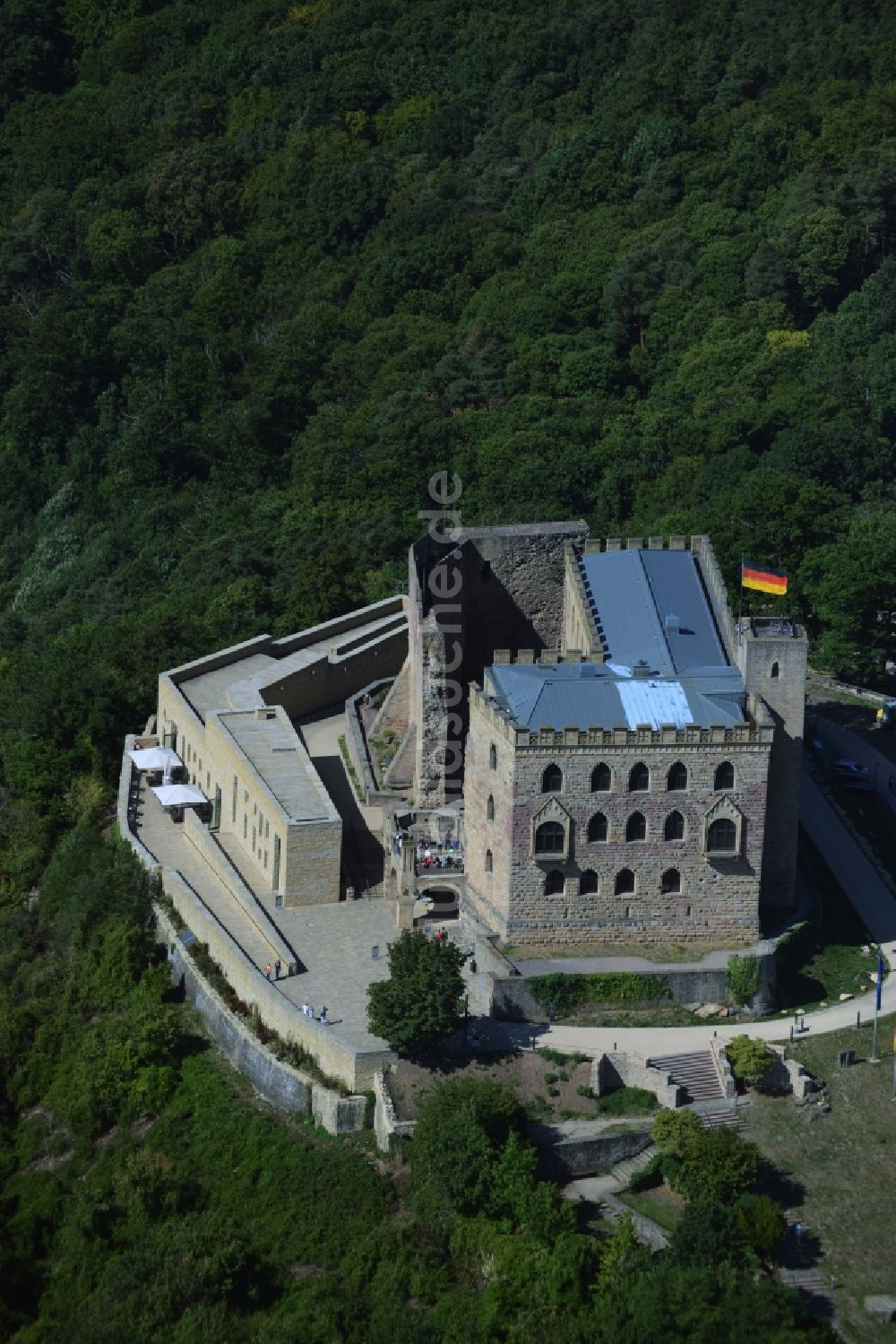 Neustadt an der Weinstraße von oben - Gebäude und Schlosspark des Schloß Das Hambacher Schloß in Neustadt an der Weinstraße im Bundesland Rheinland-Pfalz