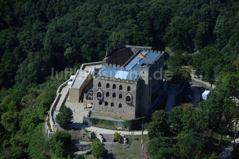 Neustadt an der Weinstraße aus der Vogelperspektive: Gebäude und Schlosspark des Schloß Das Hambacher Schloß in Neustadt an der Weinstraße im Bundesland Rheinland-Pfalz