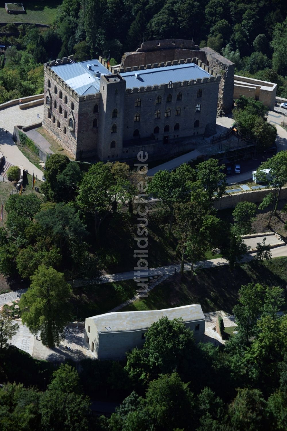 Luftaufnahme Neustadt an der Weinstraße - Gebäude und Schlosspark des Schloß Das Hambacher Schloß in Neustadt an der Weinstraße im Bundesland Rheinland-Pfalz