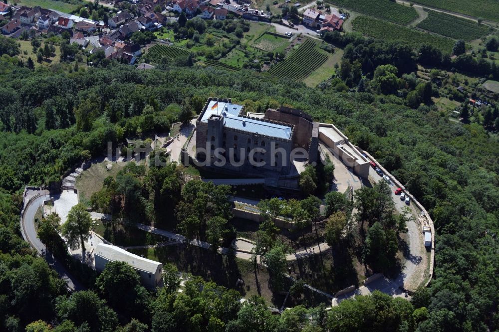 Neustadt an der Weinstraße von oben - Gebäude und Schlosspark des Schloß Das Hambacher Schloß in Neustadt an der Weinstraße im Bundesland Rheinland-Pfalz