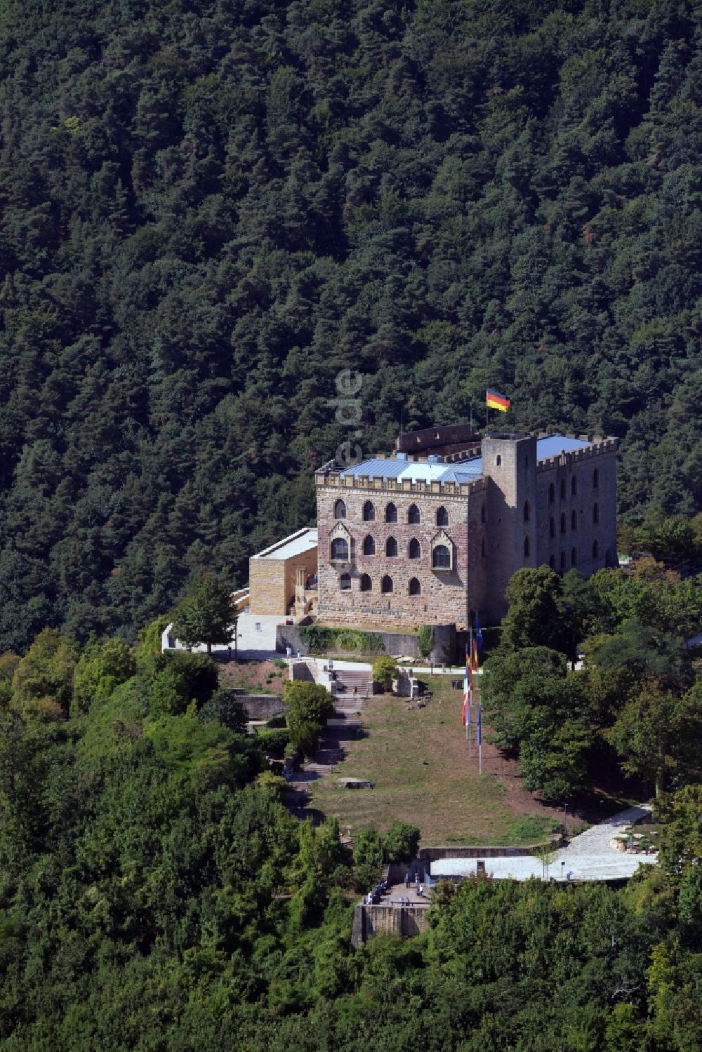 Neustadt an der Weinstraße aus der Vogelperspektive: Gebäude und Schlosspark des Schloß Das Hambacher Schloß in Neustadt an der Weinstraße im Bundesland Rheinland-Pfalz