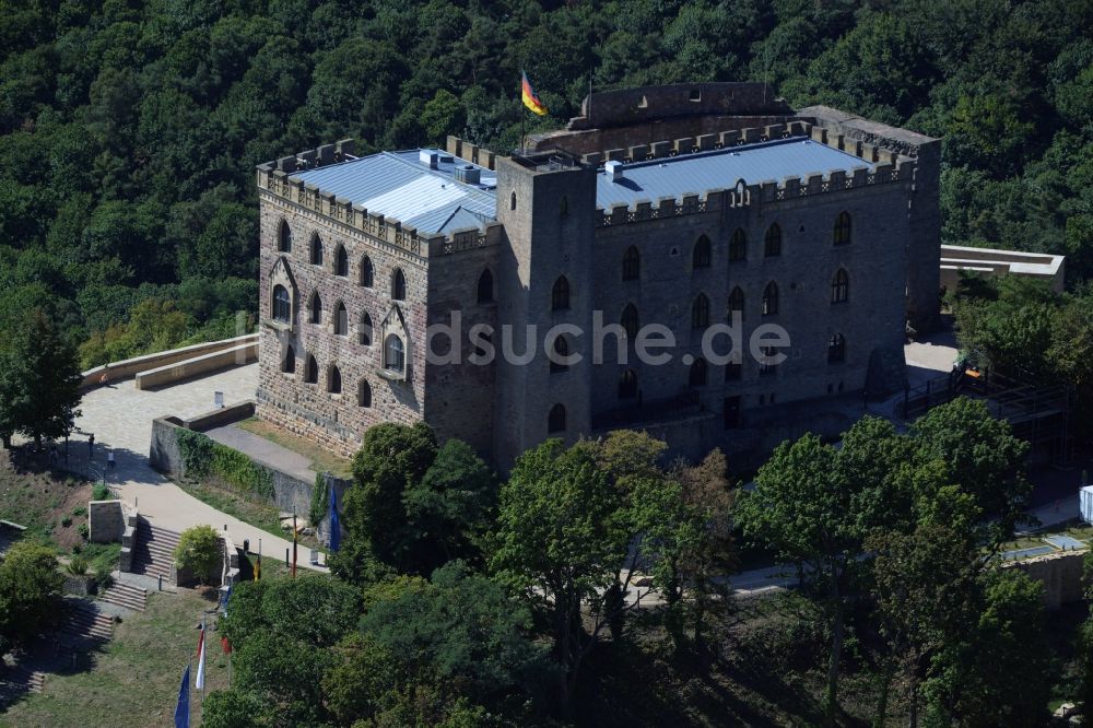 Luftaufnahme Neustadt an der Weinstraße - Gebäude und Schlosspark des Schloß Das Hambacher Schloß in Neustadt an der Weinstraße im Bundesland Rheinland-Pfalz