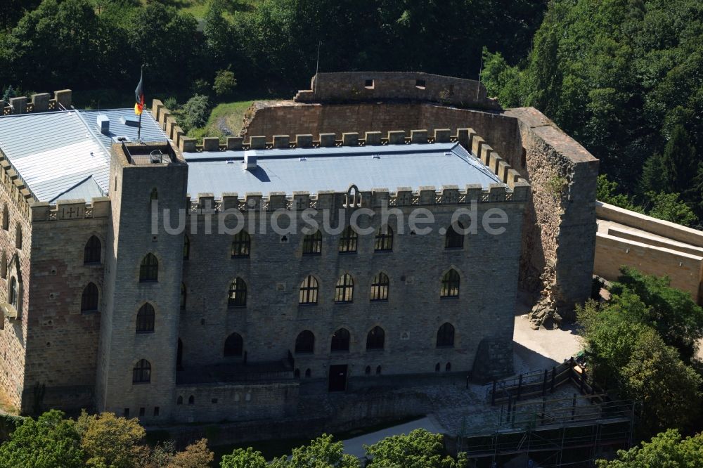 Neustadt an der Weinstraße von oben - Gebäude und Schlosspark des Schloß Das Hambacher Schloß in Neustadt an der Weinstraße im Bundesland Rheinland-Pfalz