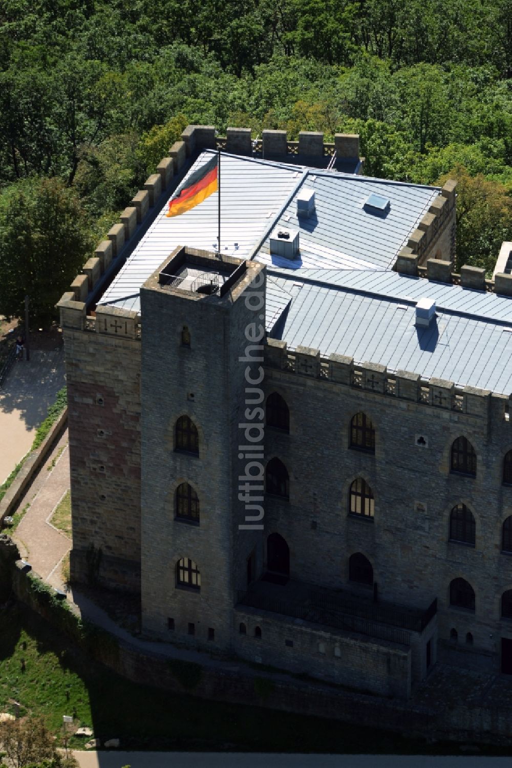 Neustadt an der Weinstraße aus der Vogelperspektive: Gebäude und Schlosspark des Schloß Das Hambacher Schloß in Neustadt an der Weinstraße im Bundesland Rheinland-Pfalz