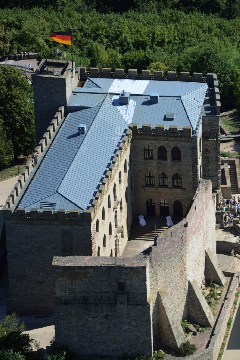 Luftaufnahme Neustadt an der Weinstraße - Gebäude und Schlosspark des Schloß Das Hambacher Schloß in Neustadt an der Weinstraße im Bundesland Rheinland-Pfalz