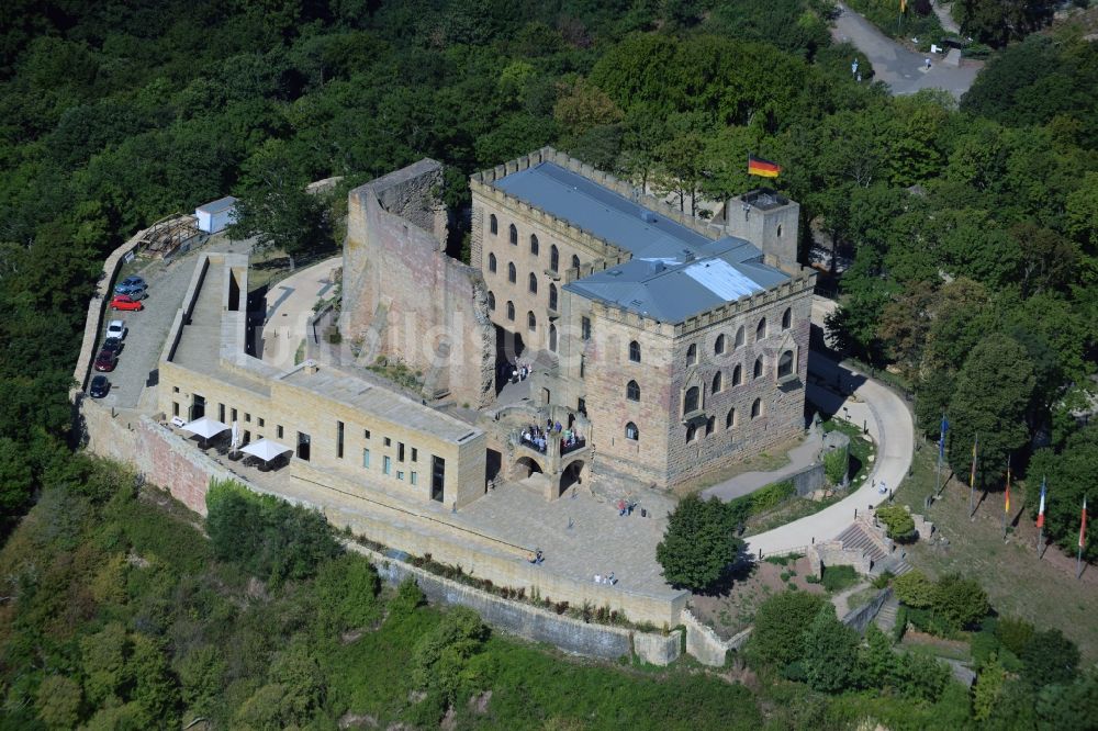 Neustadt an der Weinstraße von oben - Gebäude und Schlosspark des Schloß Das Hambacher Schloß in Neustadt an der Weinstraße im Bundesland Rheinland-Pfalz