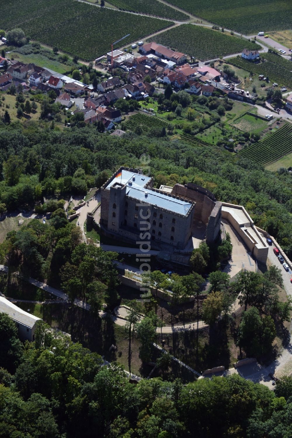 Neustadt an der Weinstraße aus der Vogelperspektive: Gebäude und Schlosspark des Schloß Das Hambacher Schloß in Neustadt an der Weinstraße im Bundesland Rheinland-Pfalz