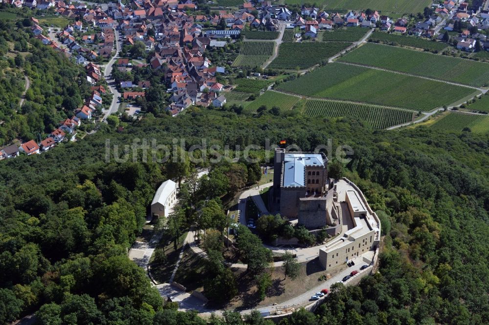 Luftaufnahme Neustadt an der Weinstraße - Gebäude und Schlosspark des Schloß Das Hambacher Schloß in Neustadt an der Weinstraße im Bundesland Rheinland-Pfalz