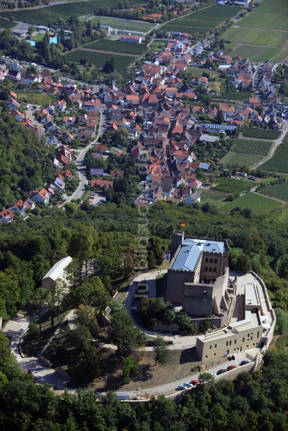 Neustadt an der Weinstraße von oben - Gebäude und Schlosspark des Schloß Das Hambacher Schloß in Neustadt an der Weinstraße im Bundesland Rheinland-Pfalz