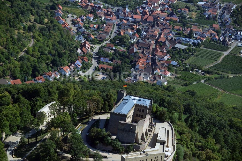 Neustadt an der Weinstraße aus der Vogelperspektive: Gebäude und Schlosspark des Schloß Das Hambacher Schloß in Neustadt an der Weinstraße im Bundesland Rheinland-Pfalz