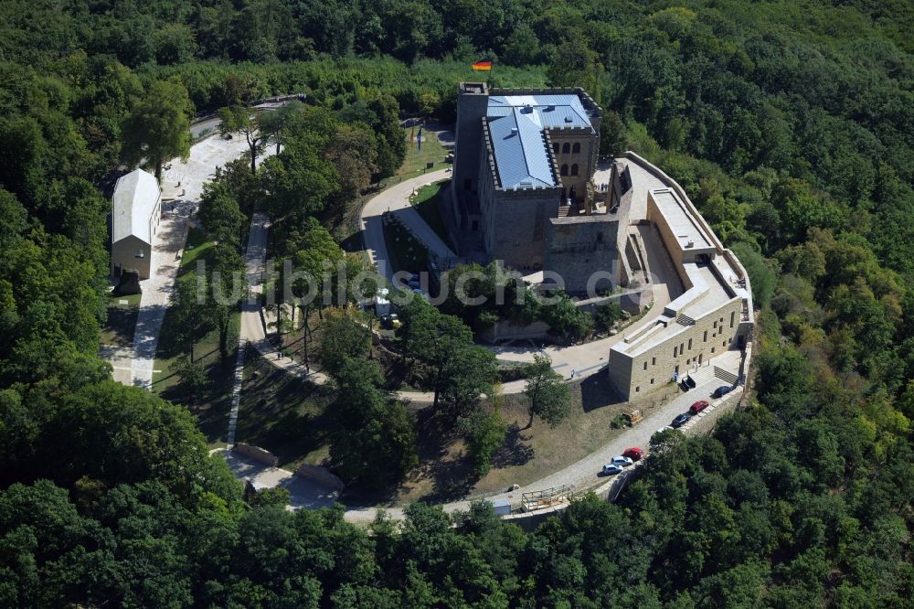 Luftaufnahme Neustadt an der Weinstraße - Gebäude und Schlosspark des Schloß Das Hambacher Schloß in Neustadt an der Weinstraße im Bundesland Rheinland-Pfalz