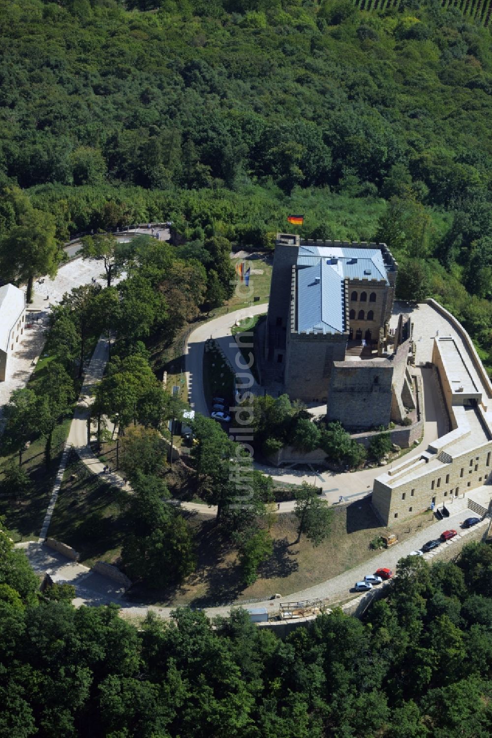 Neustadt an der Weinstraße von oben - Gebäude und Schlosspark des Schloß Das Hambacher Schloß in Neustadt an der Weinstraße im Bundesland Rheinland-Pfalz