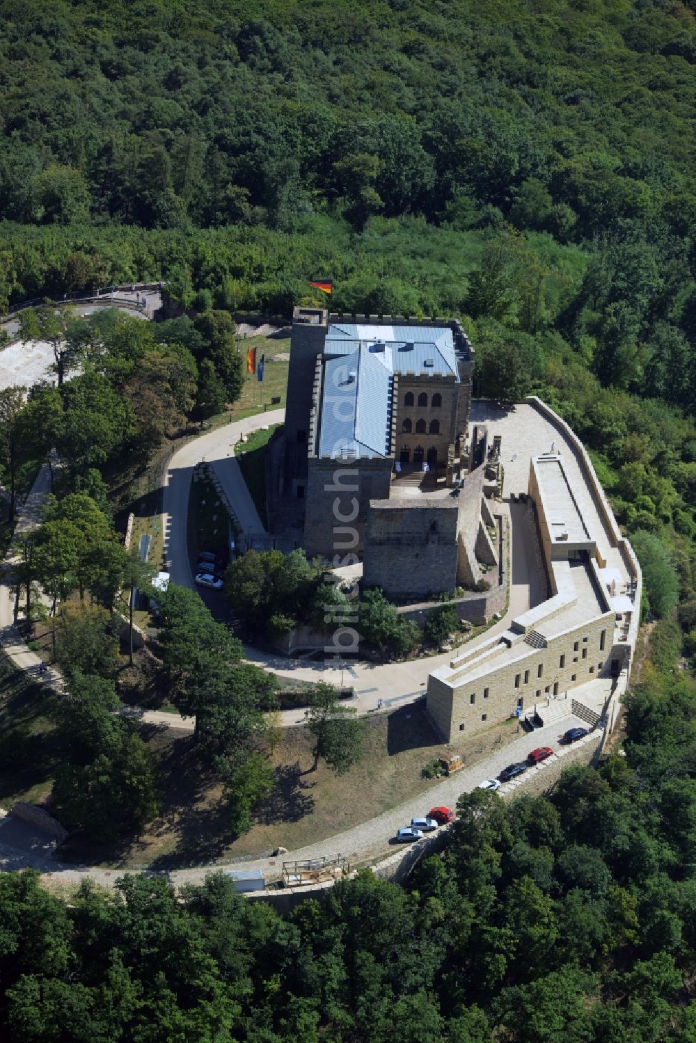 Neustadt an der Weinstraße aus der Vogelperspektive: Gebäude und Schlosspark des Schloß Das Hambacher Schloß in Neustadt an der Weinstraße im Bundesland Rheinland-Pfalz