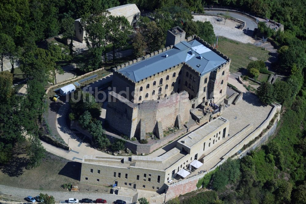 Luftaufnahme Neustadt an der Weinstraße - Gebäude und Schlosspark des Schloß Das Hambacher Schloß in Neustadt an der Weinstraße im Bundesland Rheinland-Pfalz