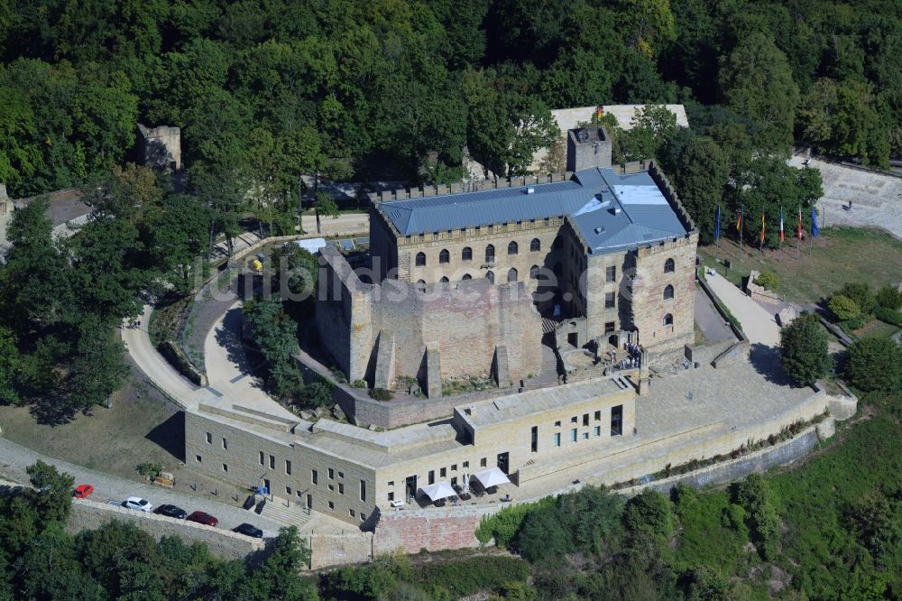 Neustadt an der Weinstraße von oben - Gebäude und Schlosspark des Schloß Das Hambacher Schloß in Neustadt an der Weinstraße im Bundesland Rheinland-Pfalz