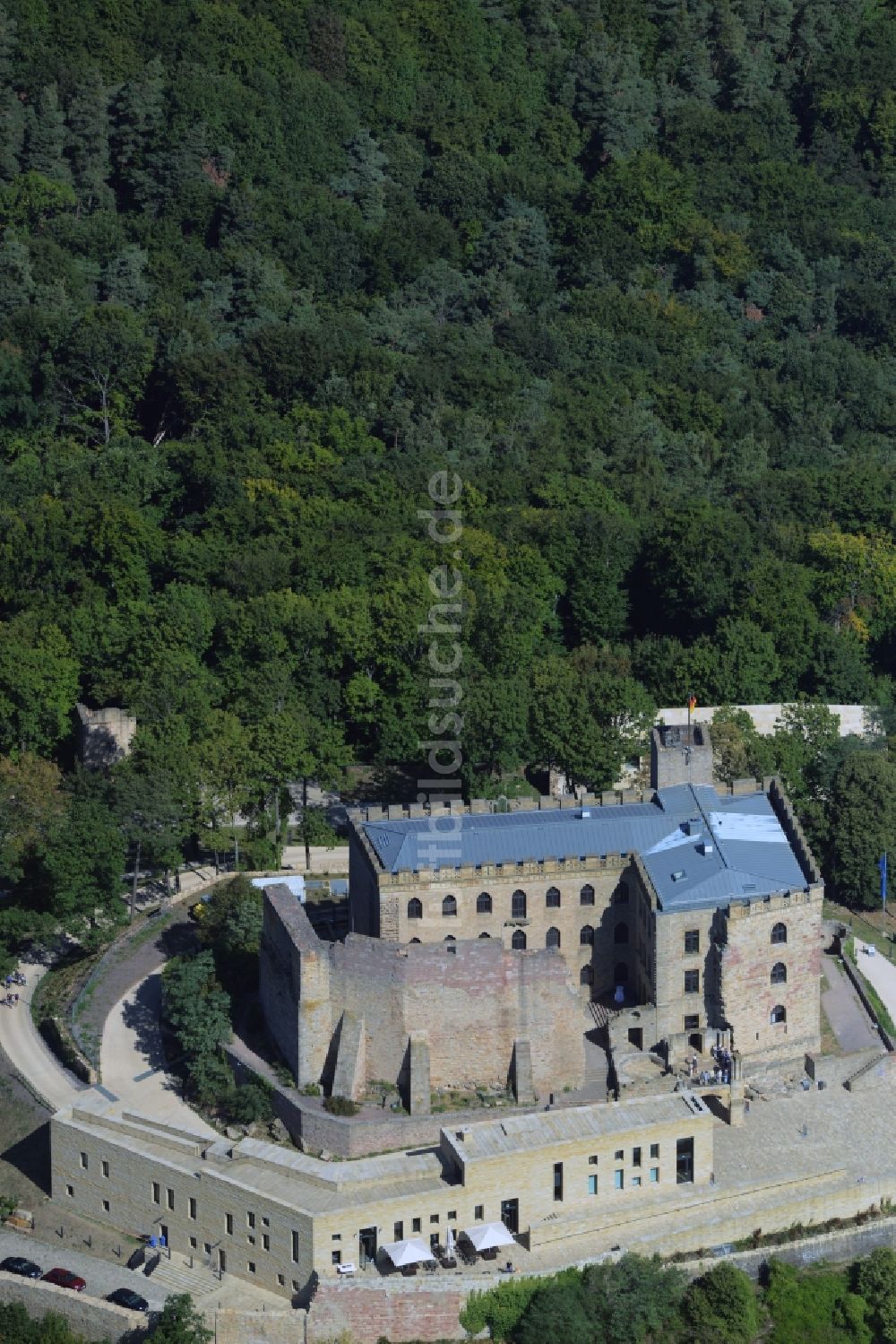 Neustadt an der Weinstraße aus der Vogelperspektive: Gebäude und Schlosspark des Schloß Das Hambacher Schloß in Neustadt an der Weinstraße im Bundesland Rheinland-Pfalz