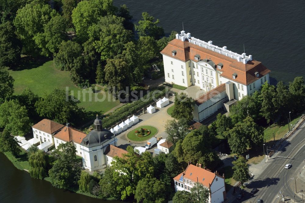 Berlin aus der Vogelperspektive: Gebäude und Schlosspark des Schloß Köpenick in Berlin