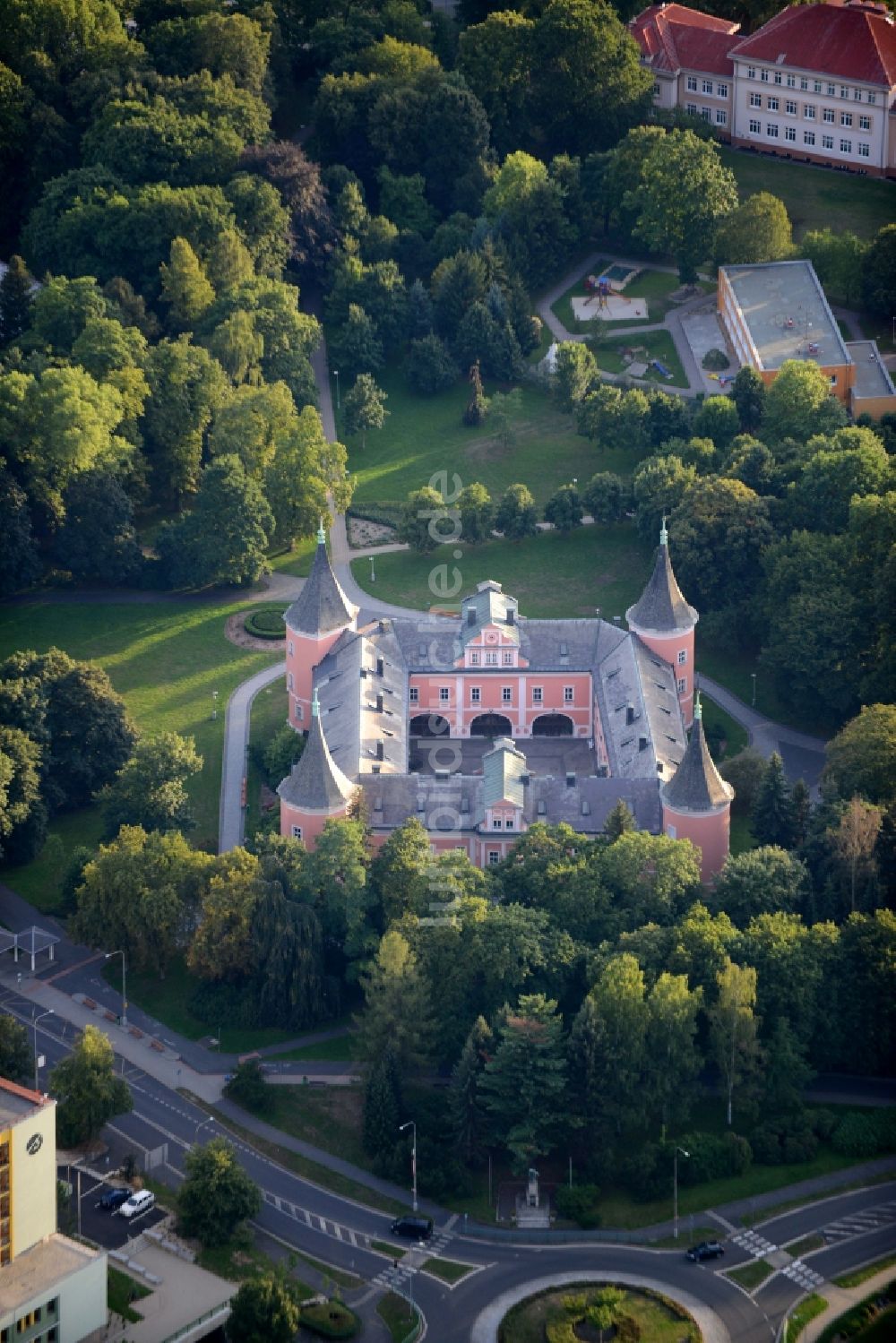 Luftaufnahme Sokolov - Gebäude und Schlosspark des Schloß Muzeum Sokolov, p.o. Karlovarského kraje in Sokolov in Tschechische Republik