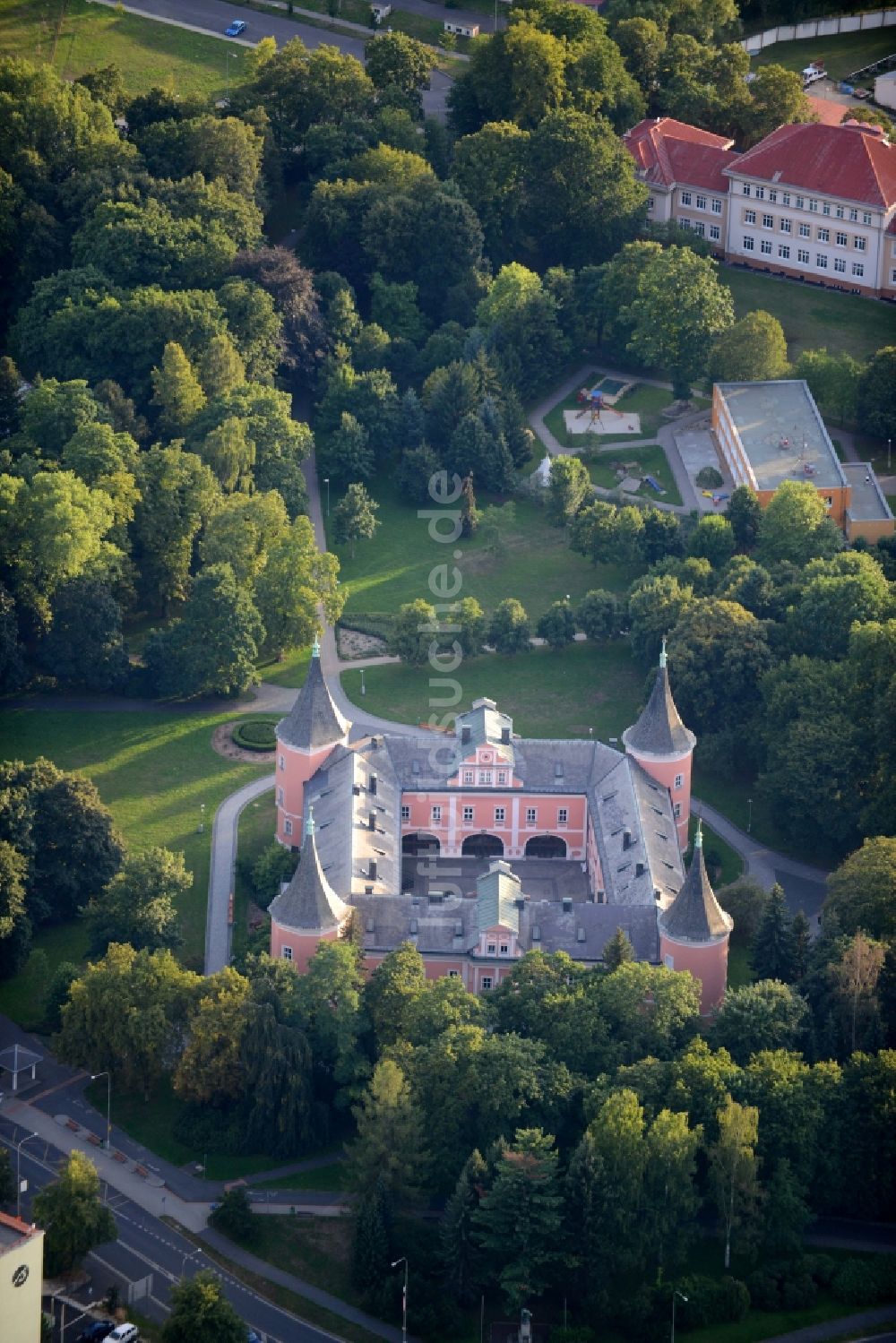 Sokolov von oben - Gebäude und Schlosspark des Schloß Muzeum Sokolov, p.o. Karlovarského kraje in Sokolov in Tschechische Republik