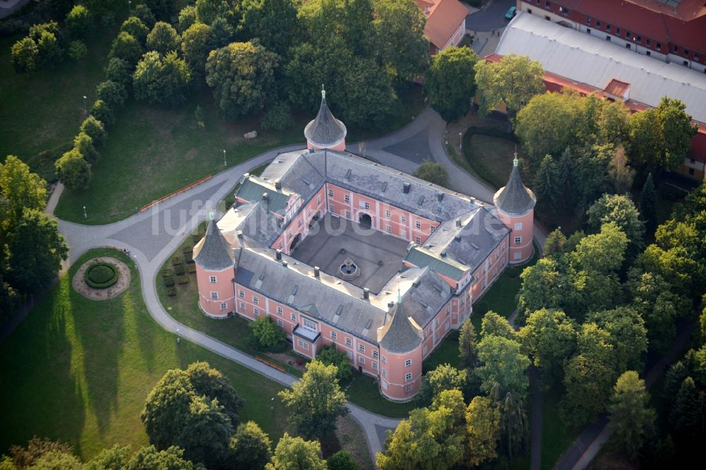 Sokolov aus der Vogelperspektive: Gebäude und Schlosspark des Schloß Muzeum Sokolov, p.o. Karlovarského kraje in Sokolov in Tschechische Republik