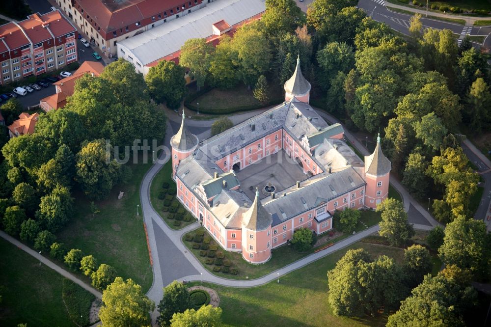 Luftaufnahme Sokolov - Gebäude und Schlosspark des Schloß Muzeum Sokolov, p.o. Karlovarského kraje in Sokolov in Tschechische Republik