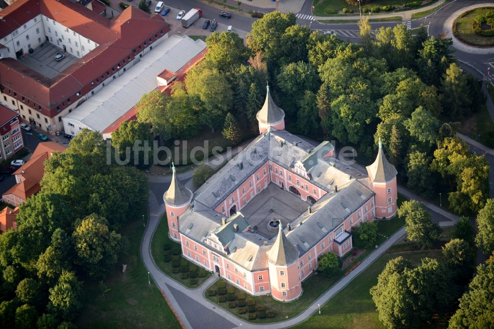 Sokolov von oben - Gebäude und Schlosspark des Schloß Muzeum Sokolov, p.o. Karlovarského kraje in Sokolov in Tschechische Republik