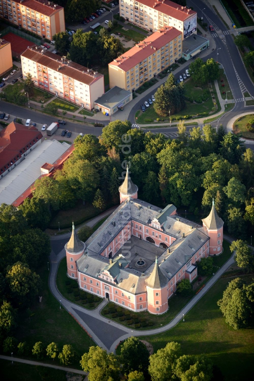 Luftaufnahme Sokolov - Gebäude und Schlosspark des Schloß Muzeum Sokolov, p.o. Karlovarského kraje in Sokolov in Tschechische Republik