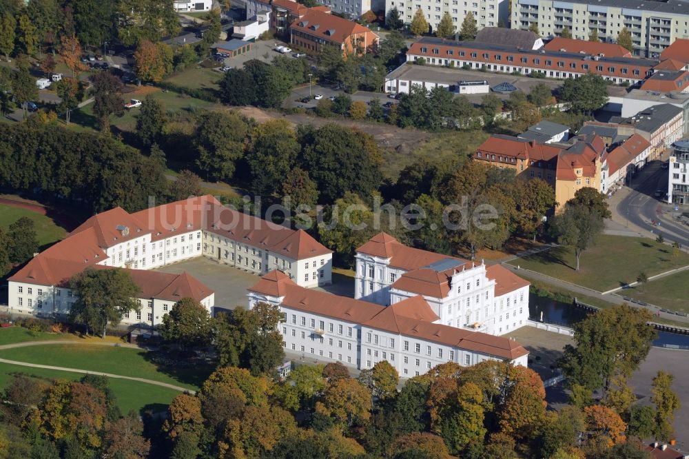 Oranienburg aus der Vogelperspektive: Gebäude und Schlosspark des Schloß in Oranienburg im Bundesland Brandenburg