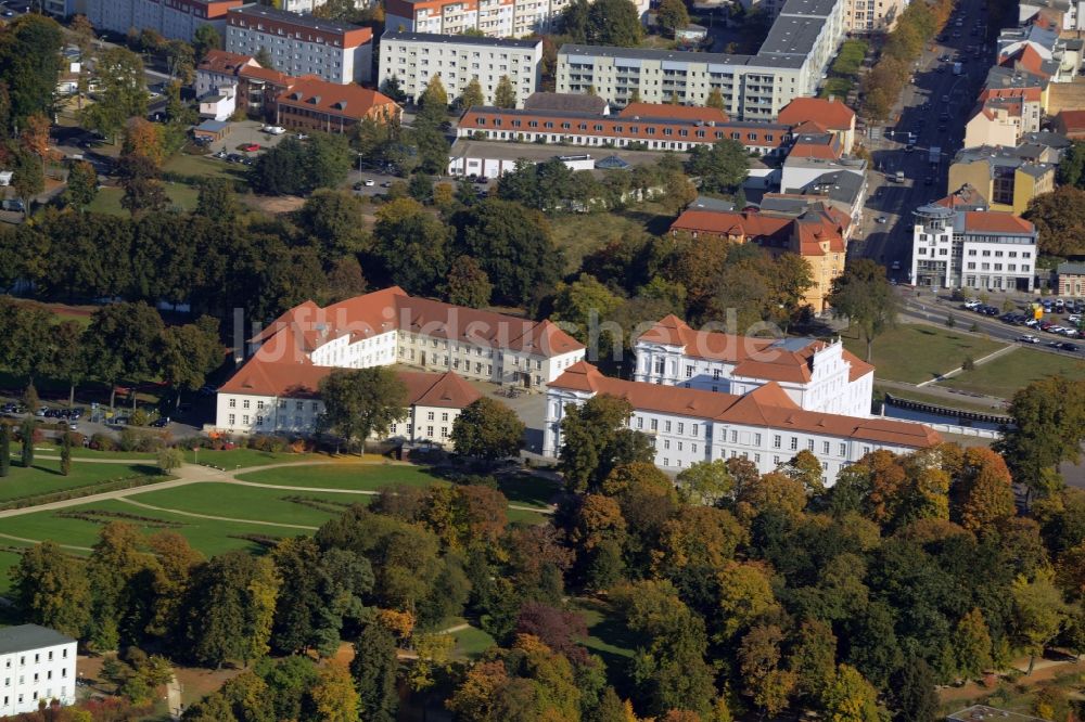 Luftaufnahme Oranienburg - Gebäude und Schlosspark des Schloß in Oranienburg im Bundesland Brandenburg