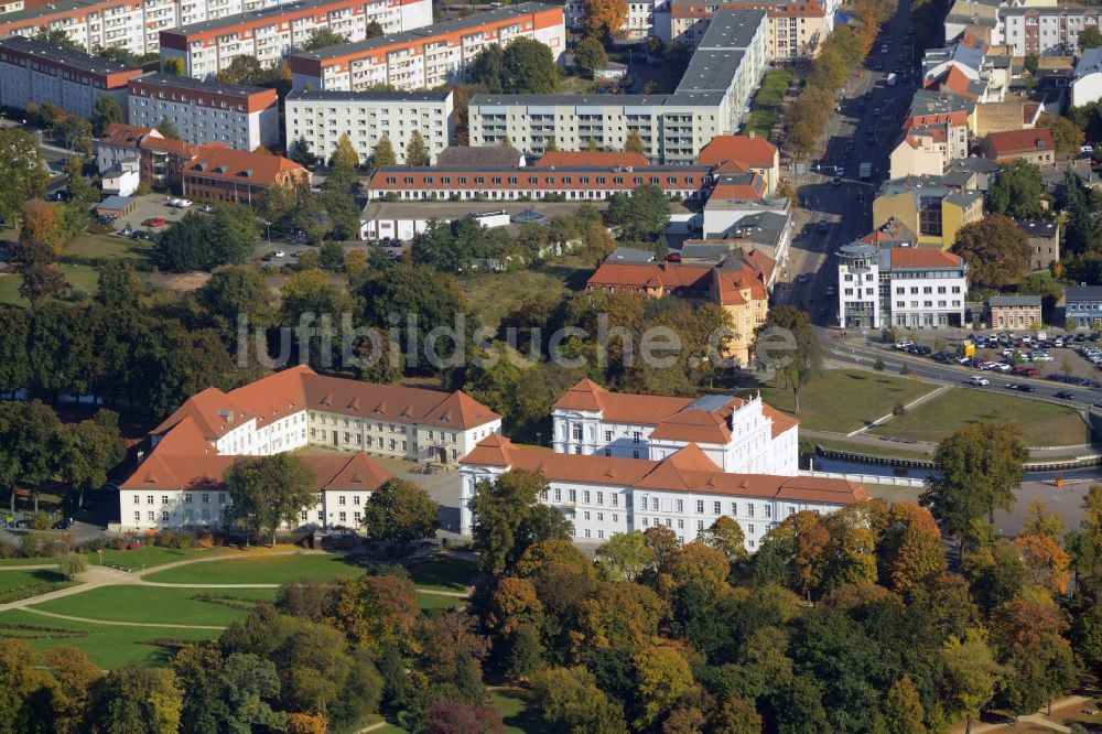 Oranienburg von oben - Gebäude und Schlosspark des Schloß in Oranienburg im Bundesland Brandenburg