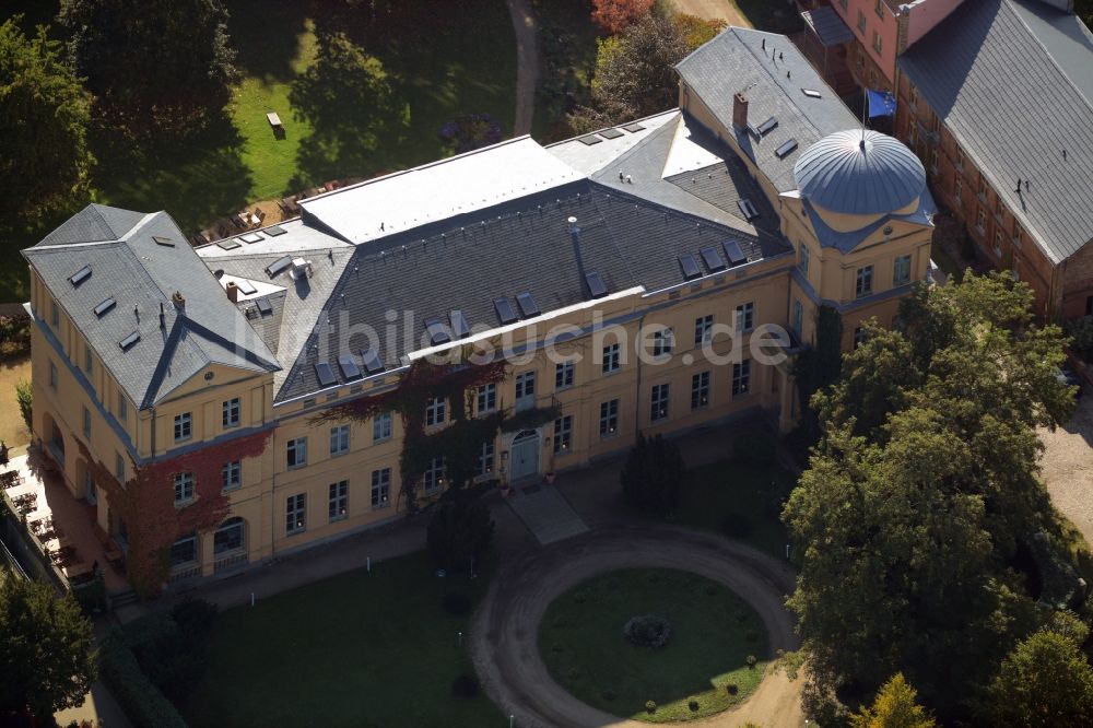 Luftaufnahme Kremmen - Gebäude und Schlosspark des Schloß Ziethen in Kremmen im Bundesland Brandenburg