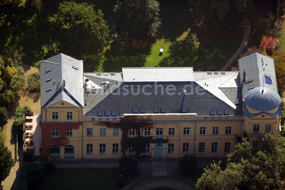 Kremmen von oben - Gebäude und Schlosspark des Schloß Ziethen in Kremmen im Bundesland Brandenburg